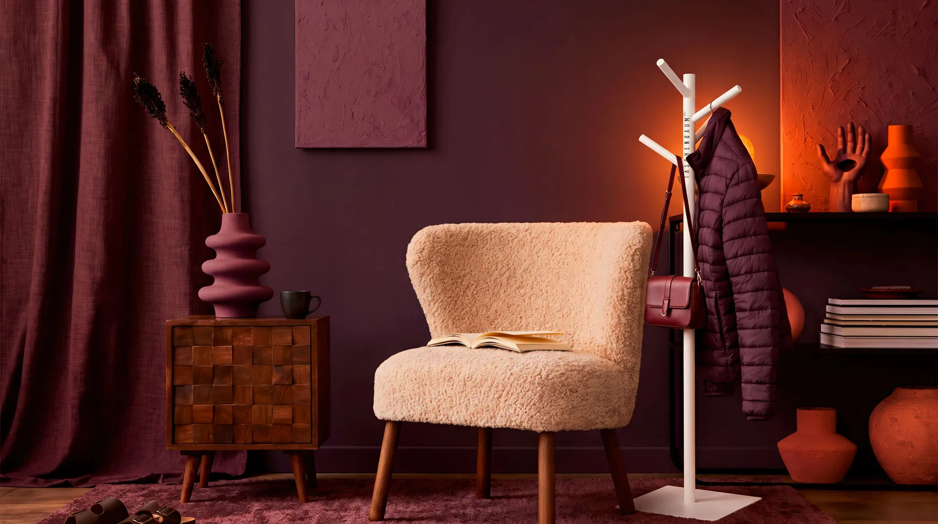 Taschenbaum stehend neben einem Stuhl trägt an ja wzei ästen eine jacke und eine Tasche. Das bild ist im Farbstil violett, orange, beige. Ein Stilbild das in ein Interior-Design Magazin passen würde.